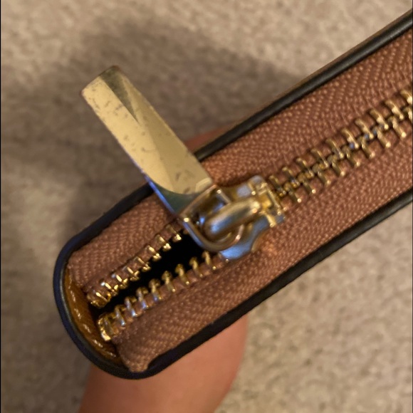 ❌SOLD❌ Tory Burch Wallet - Picture 5 of 6